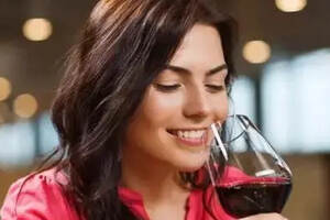 女人喝红酒图片