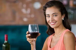 牙医专家建议饮用葡萄酒后要刷牙，避免牙齿伤害