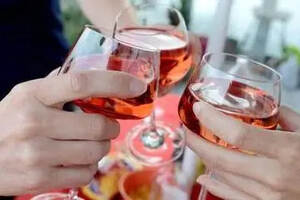 西班牙上千万瓶冒牌粉红葡萄酒流入法国