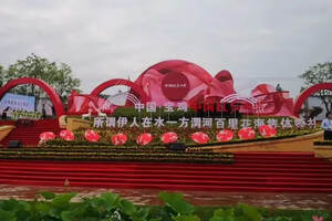 中国红•红西凤—所谓伊人，在水一方渭河百里花海集体婚礼举办