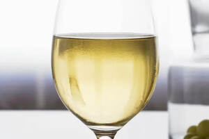 白葡萄酒与红葡萄酒颜色有别，原料、工艺、口感差别也很大