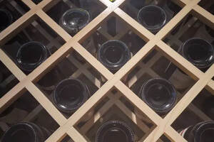 葡萄酒的凹槽是为了少装酒？