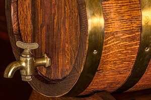 橡木桶培养葡萄酒的作用是什么？