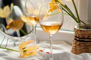 白葡萄酒是用白葡萄酿造的吗（白葡萄酒一定是用白葡萄酿造的吗?）
