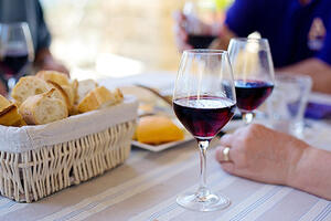 关于葡萄酒敬酒中的讲究你了解多少呢？