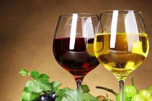 如何利用添加剂改善葡萄酒的口味或色泽呢