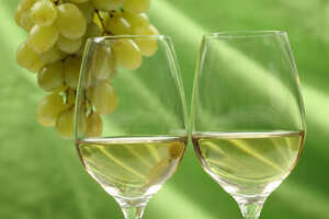如何识别葡萄酒中的花香和草本风味呢？
