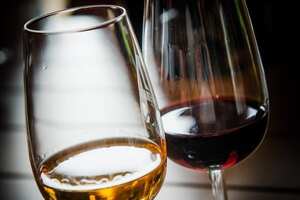 冰白葡萄酒和冰红葡萄酒的区别（白葡萄酒和红葡萄酒的区别及功效）