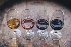 葡萄酒从颜色分类分为几种（葡萄酒按颜色分类可以分为以下哪几种?）