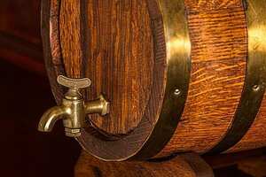 橡木桶如何影响葡萄酒的味道（橡木桶给葡萄酒带来哪些味道）