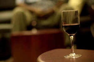 葡萄酒的功效关键在于适量饮用，不可过量饮酒