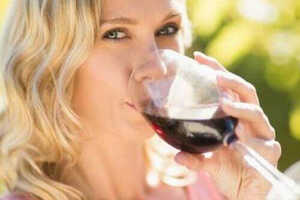 冬季喝葡萄酒的三个注意事项_冬季喝葡萄酒的三个注意事项是什么