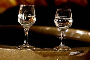 固态法工艺白酒跟液态法工艺白酒相比哪个更好