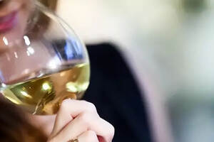 为什有些葡萄酒标着干型，喝起来却有点甜？