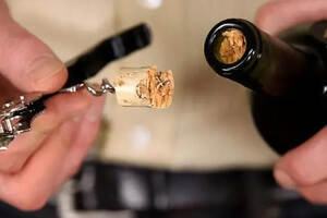 开葡萄酒瓶时，遇到断塞该怎么处理？