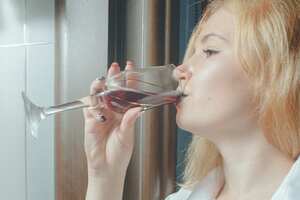 可以通过煮沸来去除葡萄酒中的酒精含量吗？