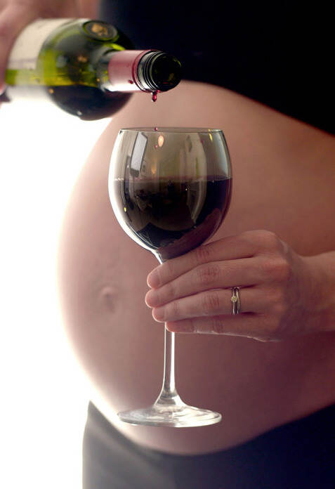 新研究：孕妇少量饮酒“不一定”损害胎儿健康！