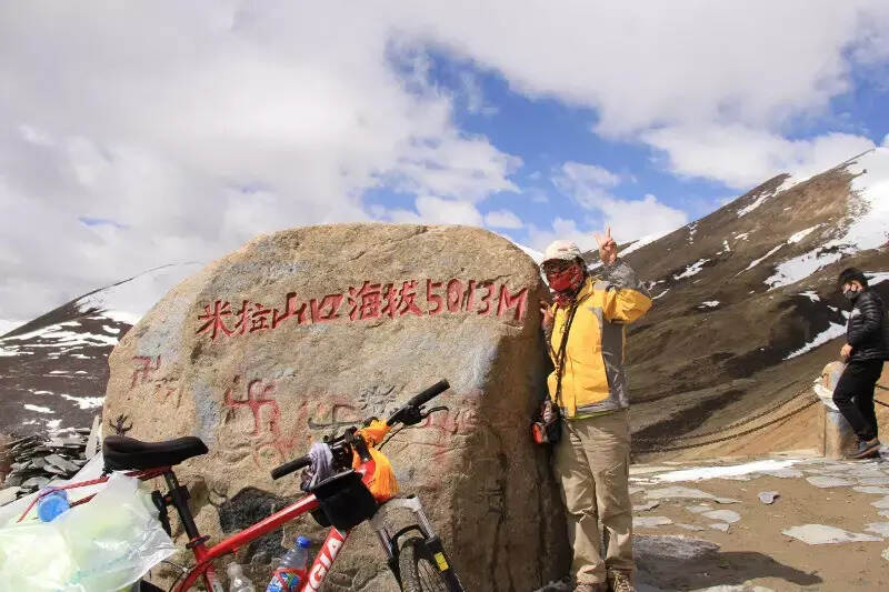 在海拔5013米的米拉山口挂经幡为亲人祈福-西藏万里行之八