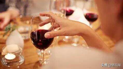 英国最新研究表明：喝红葡萄酒感染新冠风险要比不喝酒低10-17%