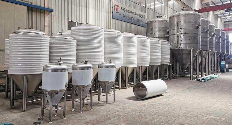 山东精鹰生产的1000L精酿啤酒设备完成 组织发货现场