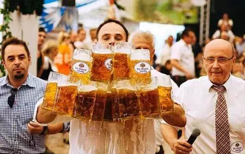趣闻｜看这位德国猛男如何HOLD住29杯啤酒一路狂奔