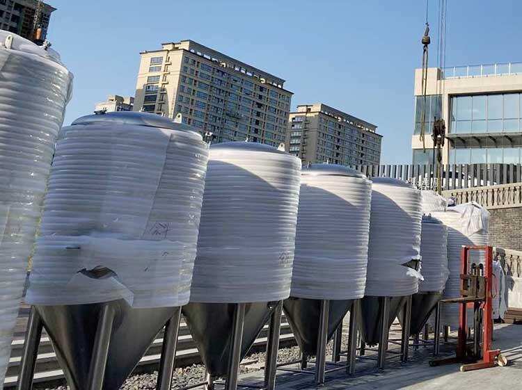 山东精鹰生产的1000L精酿啤酒设备完成 组织发货现场