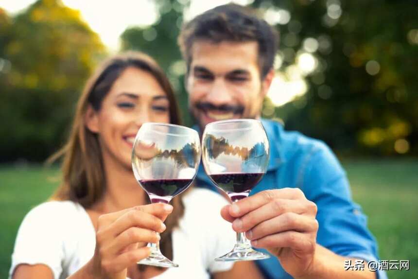 英国最新研究表明：喝红葡萄酒感染新冠风险要比不喝酒低10-17%