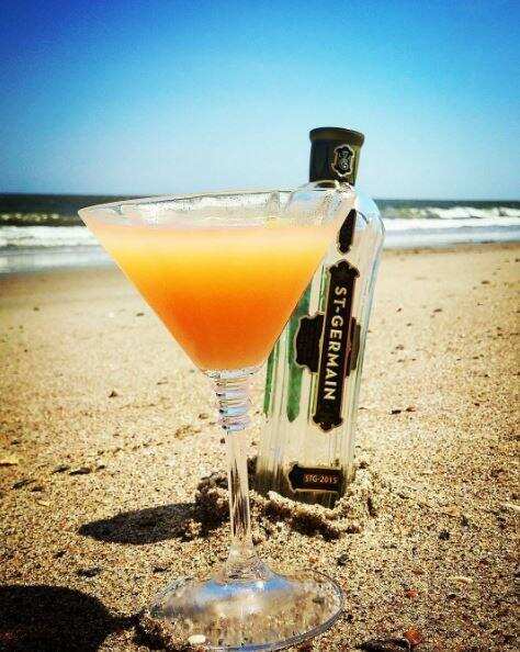 在夏天的沙滩，美女与酒精更配哦！