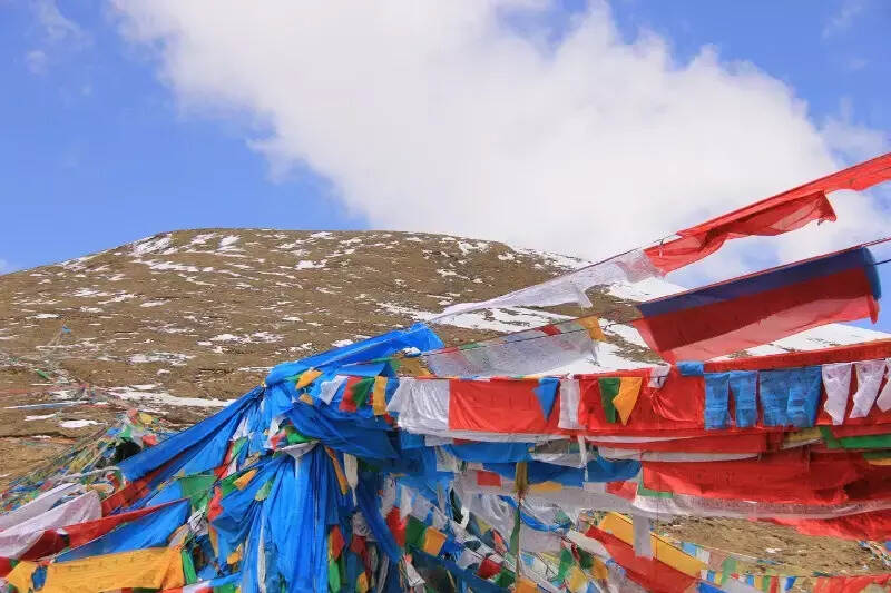 在海拔5013米的米拉山口挂经幡为亲人祈福-西藏万里行之八