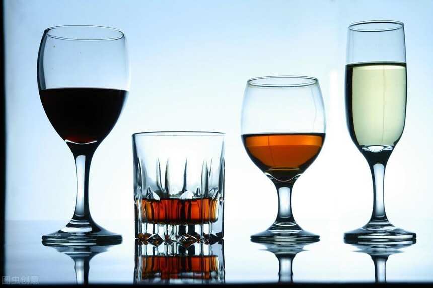 喝葡萄酒用水晶杯和玻璃杯有天壤之别吗？4步教你如何区分