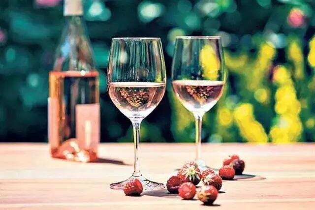 炎热夏日，教您迅速冰镇好一瓶葡萄酒的绝招