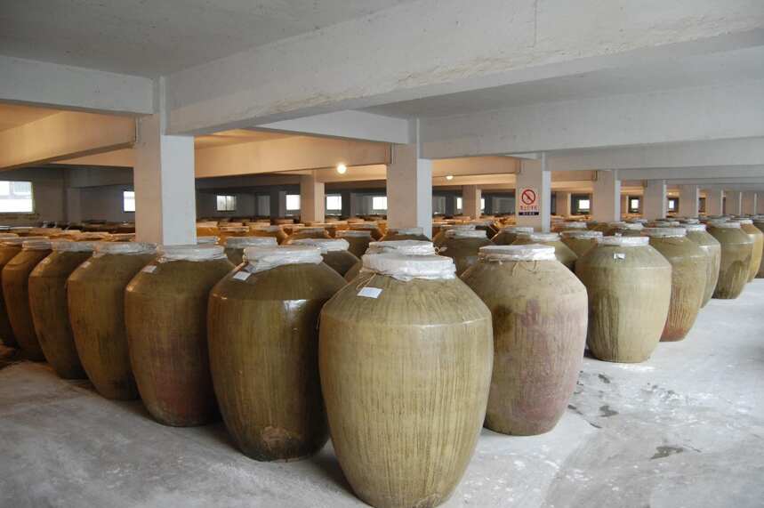 茅台一酒厂300吨储酒罐泄露，储酒不都是用土陶坛的吗？