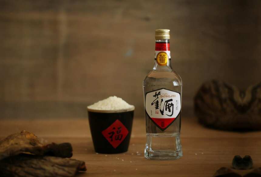 贵州有种放有130种草本入曲的酒，常被误认是药酒，却是极品白酒