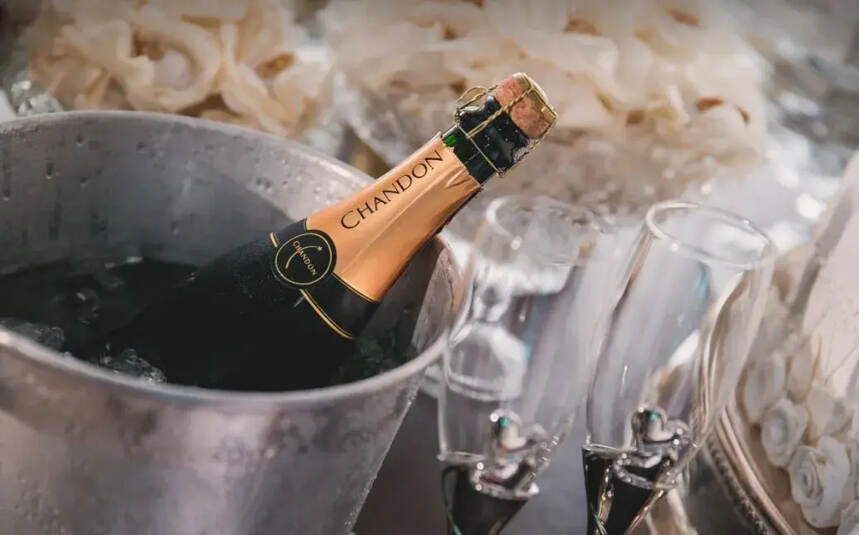 为什么香槟的酒塞是“蘑菇”形状？