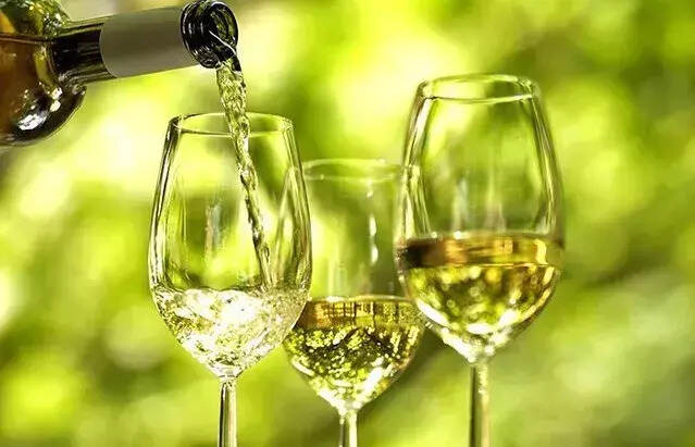 绿酒、蓝酒、橙酒？这些颜色任性的葡萄酒你敢喝吗？