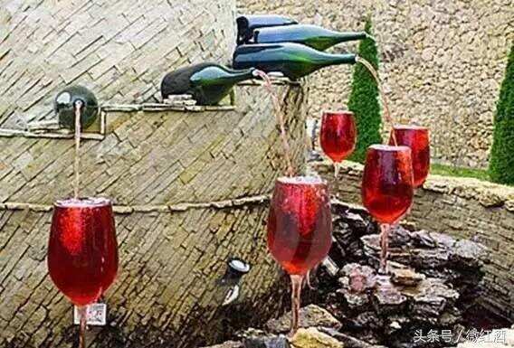 我们都买不起葡萄酒喝，他们却用葡萄酒做喷泉，太奢侈了！