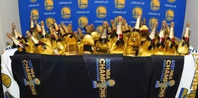 历年 NBA 冠军队，都喜欢开香槟庆祝？