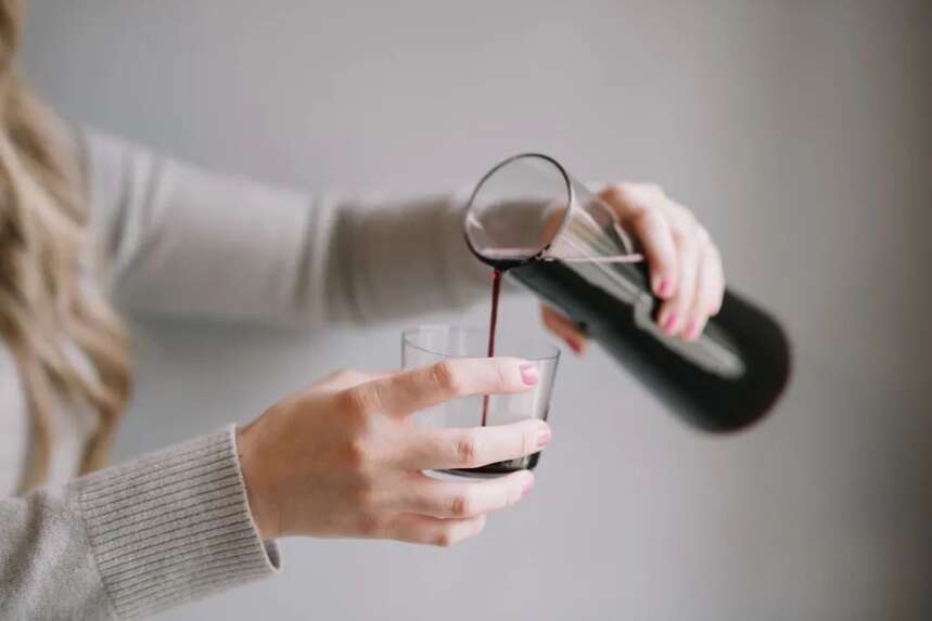 葡萄酒中出现结晶物和黑渣，这瓶酒还能喝吗？