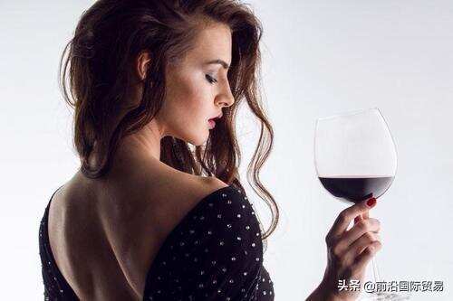 品鉴葡萄酒三要素？学会观色、闻香、尝味您就是朋友圈品酒达人