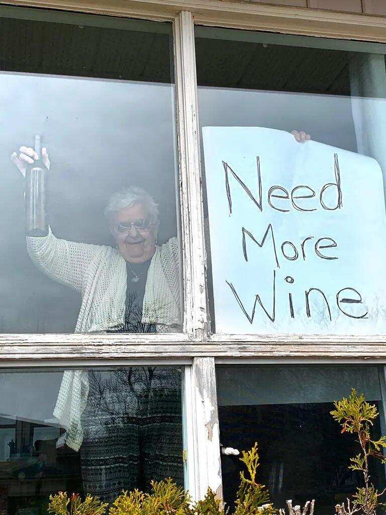 美国82岁老人隔离期举牌“求救”：需要更多葡萄酒