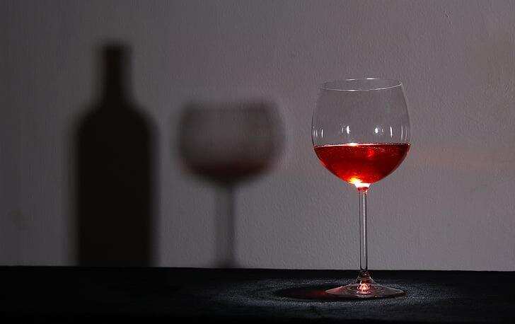 解惑 | 为什么葡萄酒不能满杯？倒酒时要倒多少？