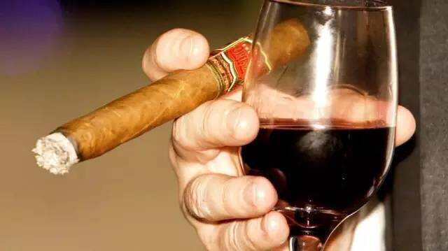 雪茄到底该配什么酒呢？红酒和雪茄，真的是好搭配吗?