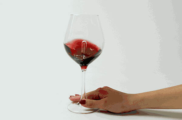 解惑丨葡萄酒需要“喝前摇一摇”的秘密是什么？
