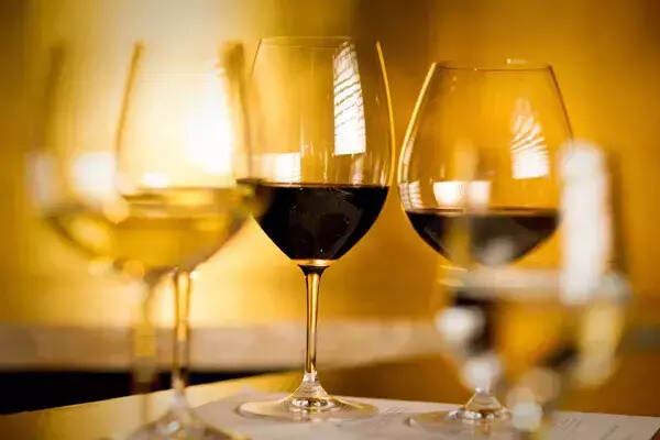 红葡萄酒和白葡萄酒的酿造过程究竟有什么区别？