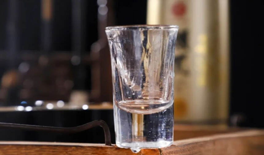 白酒挂杯：酒精酒本来就能挂杯，为何还加塑化剂？难道真有猫腻吗