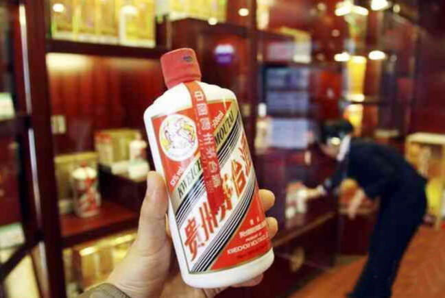 河南郑州一家烧烤摊火了，顾客留下4个酒瓶，网友：老板赚大发了