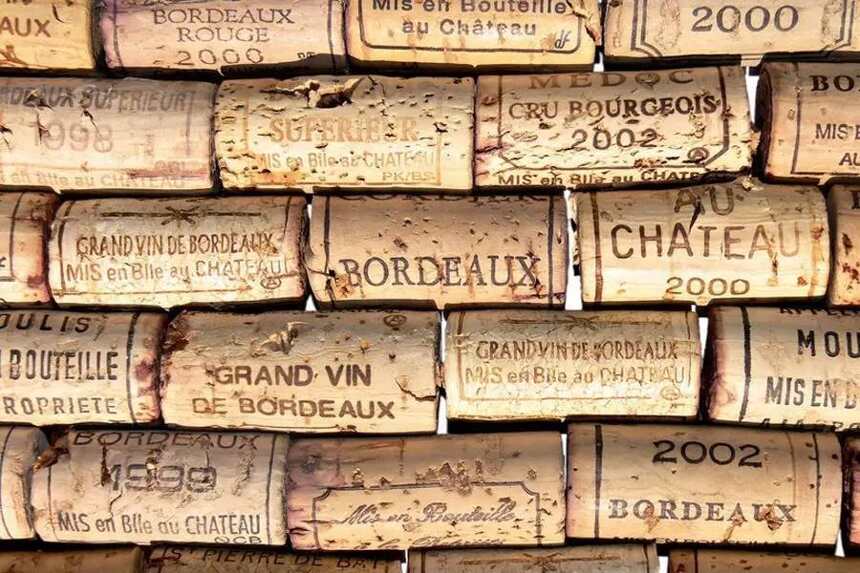 葡萄酒软木塞上的文字透露了什么信息?