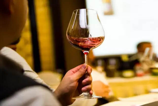 实用指南：喝葡萄酒时如何优雅地摇杯？