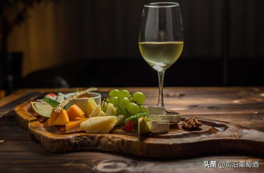 顶级霞多丽白葡萄酒，蒙哈榭及其特级酒庄的干白葡萄酒
