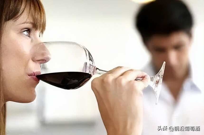专心致志地感受葡萄酒的每一种刺激是成为品鉴葡萄酒专家的习惯